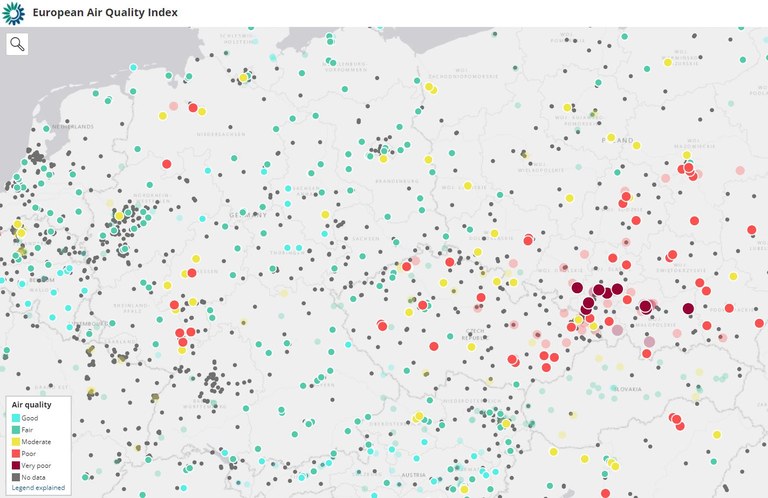 Отображается общий рейтинг для каждой станции мониторинга, отмеченный на карте цветной точкой, соответствующей наибольшей концентрации любого из пяти загрязнителей