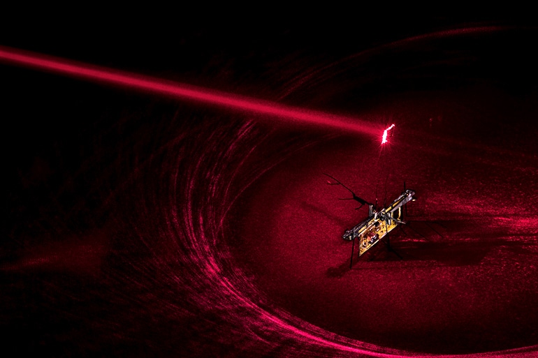 Новый вид роботизированной мухи, названный RoboFly, получает энергию от лазерного луча