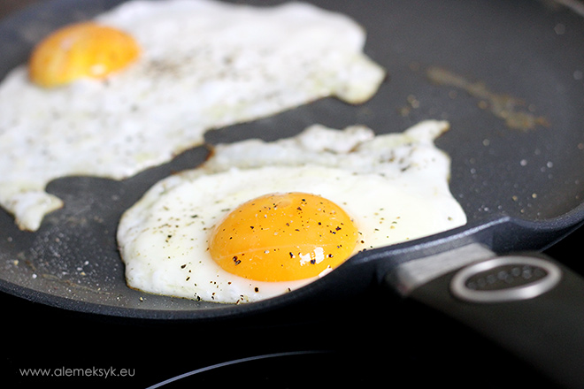 Сковорода для блинов также является отличным «кухонным инструментом» для приготовления самых распространенных жареных яиц :)