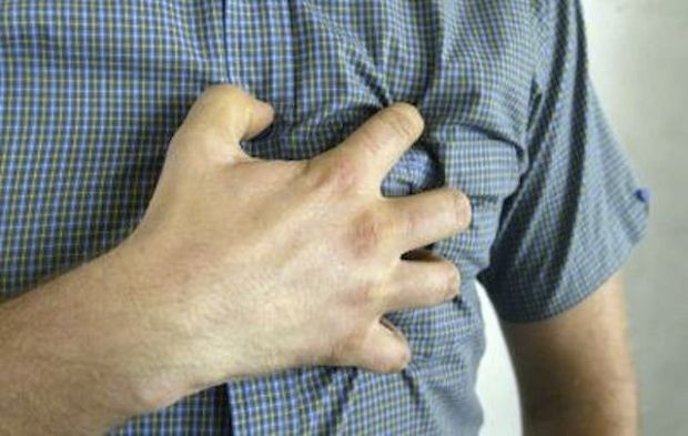 Человек с вегетососудистой дистонией может испытывать тревогу и беспокойство, нет ощущения нехватки воздуха и клубке в горле